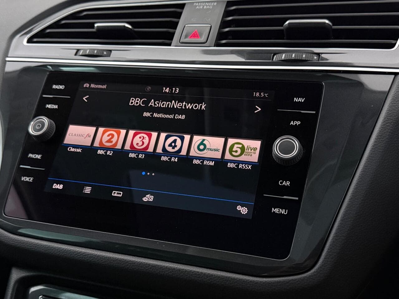 Volkswagen Tiguan thumbnail Infotainment System