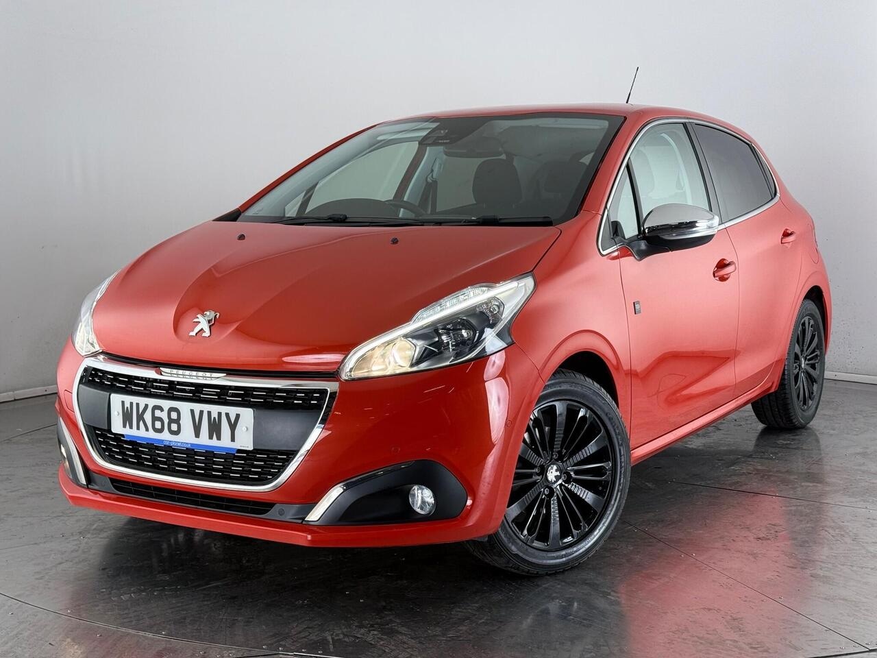 Peugeot 208 thumbnail Front Left