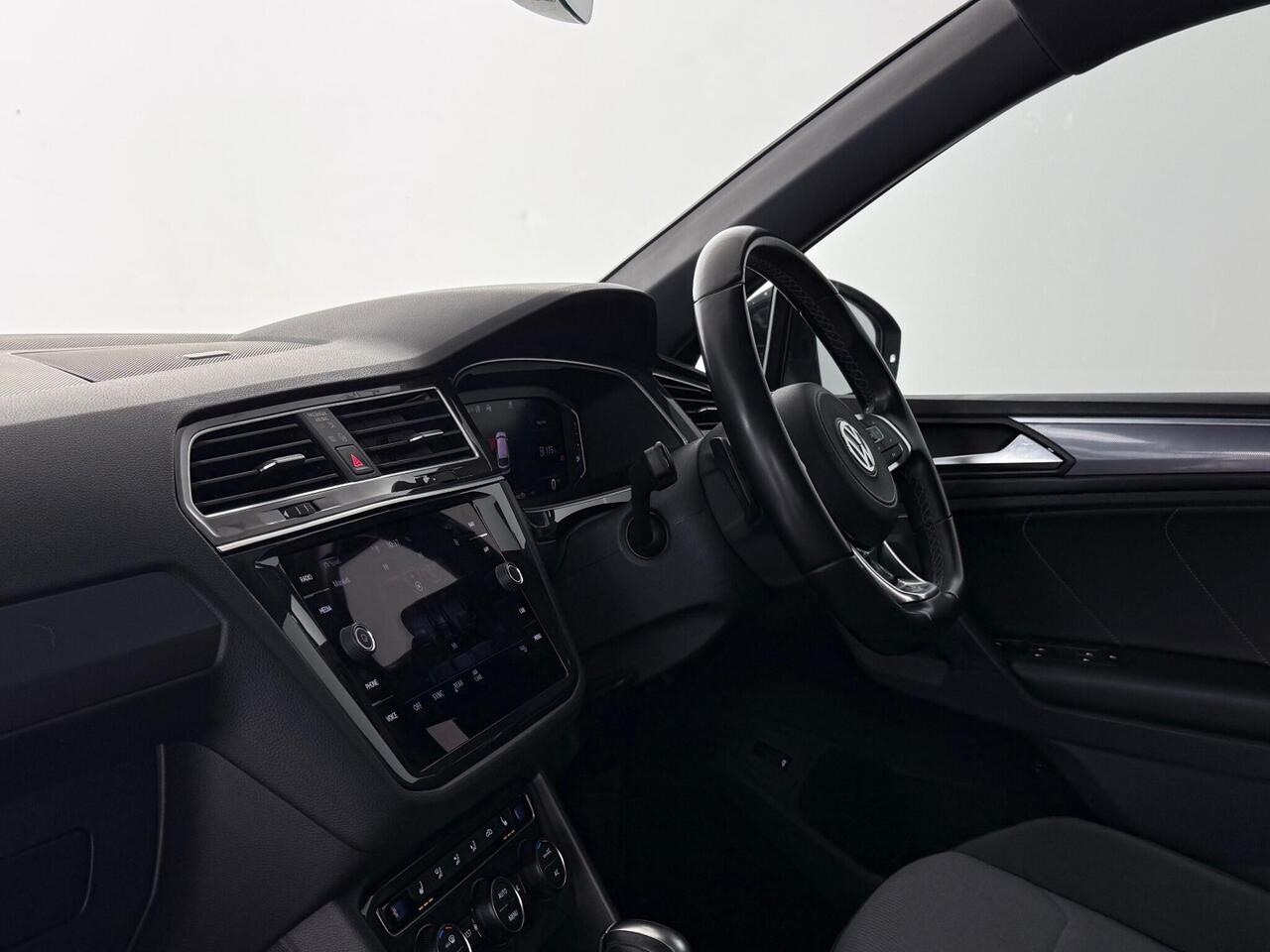 Volkswagen Tiguan thumbnail Interior Front