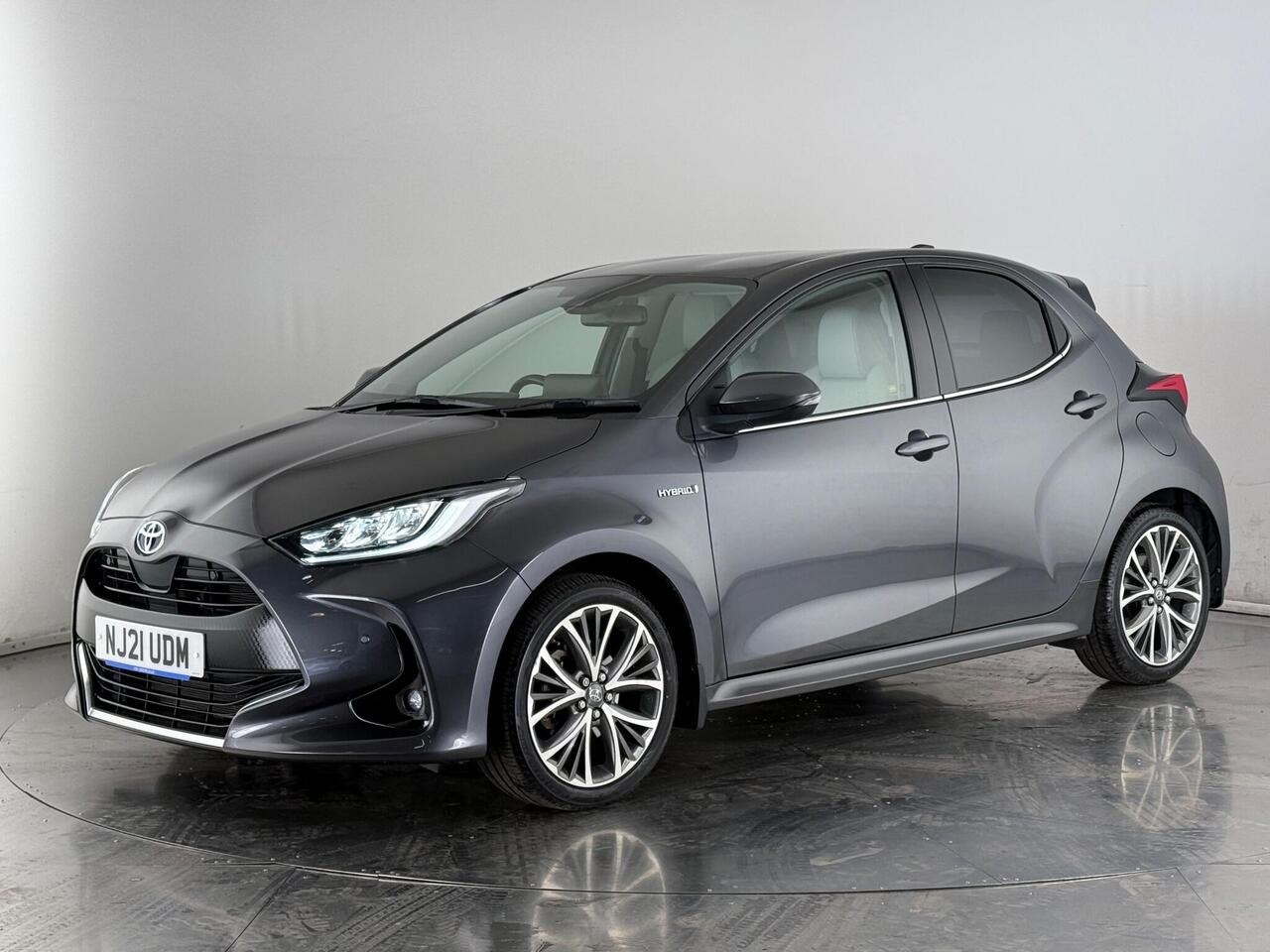 Toyota Yaris thumbnail Front Left
