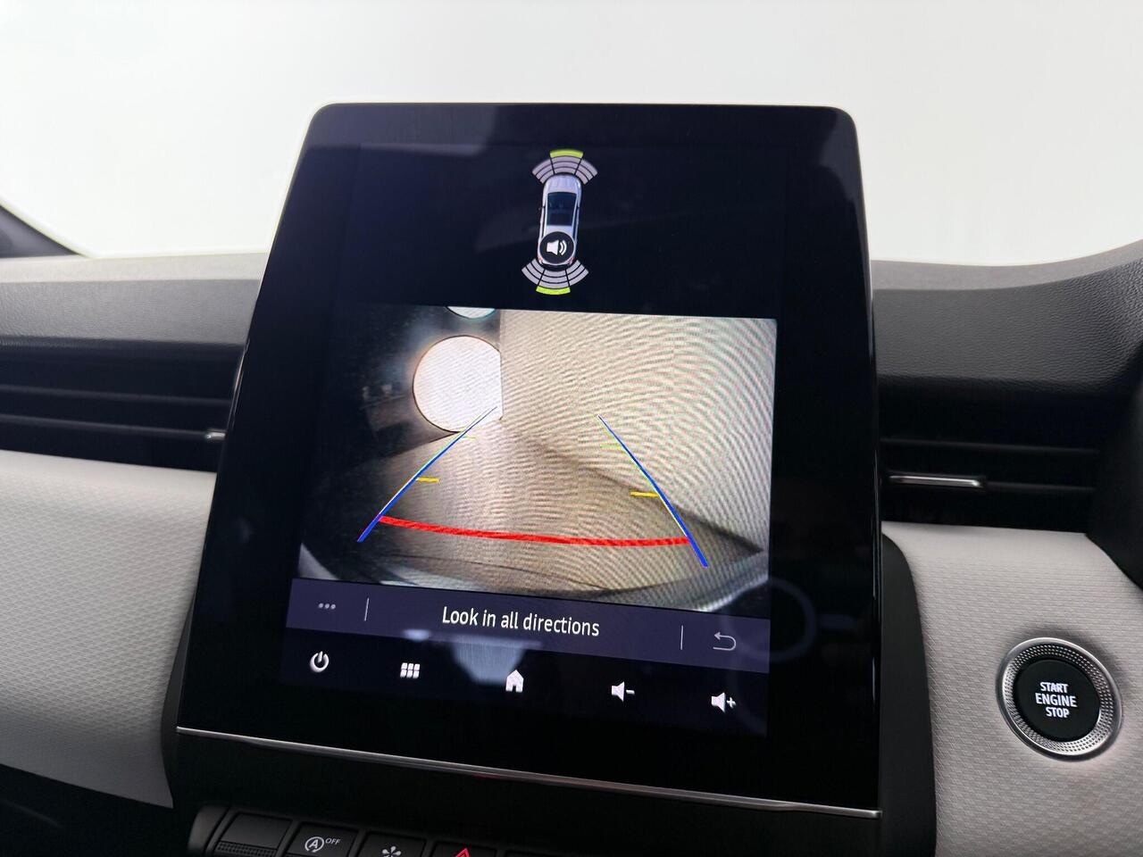 Renault Clio thumbnail Infotainment System