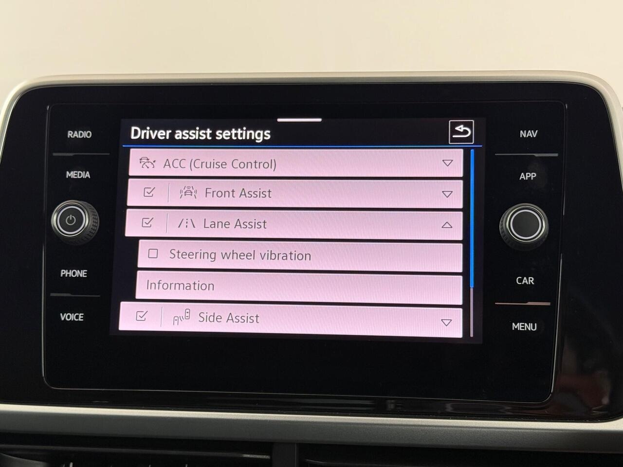 Volkswagen T-Roc thumbnail Infotainment System