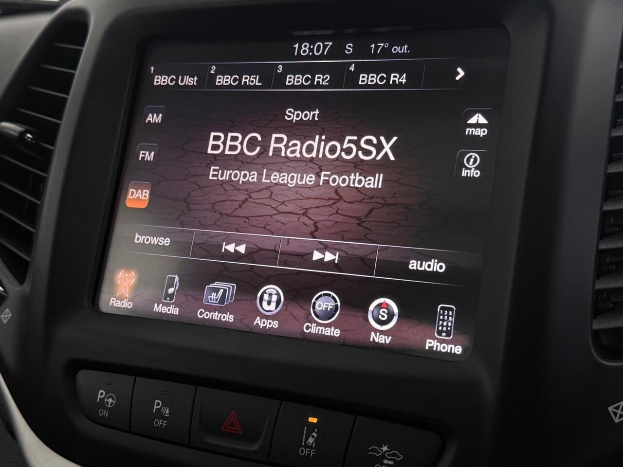 Jeep Cherokee thumbnail Infotainment System