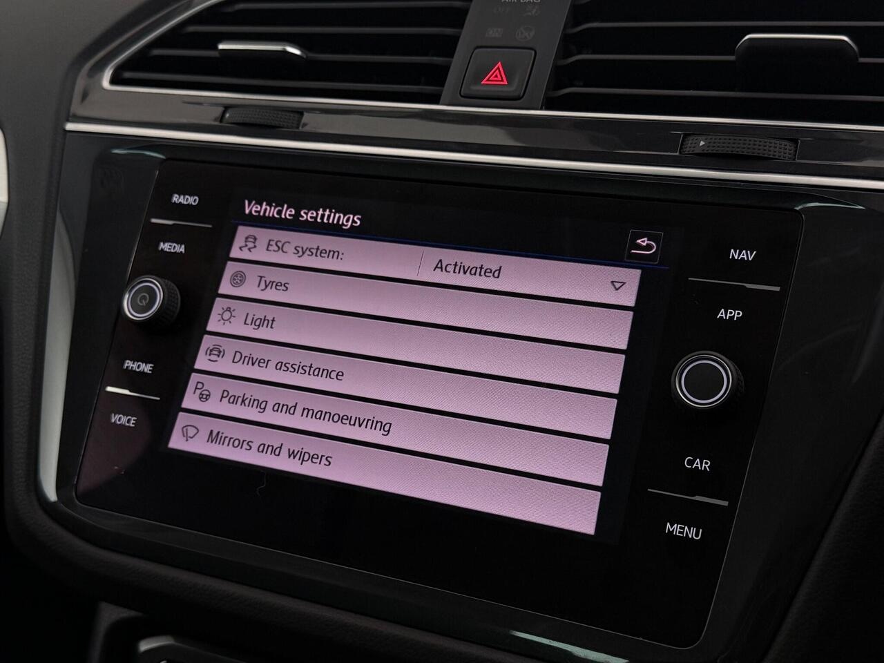 Volkswagen Tiguan thumbnail Infotainment System