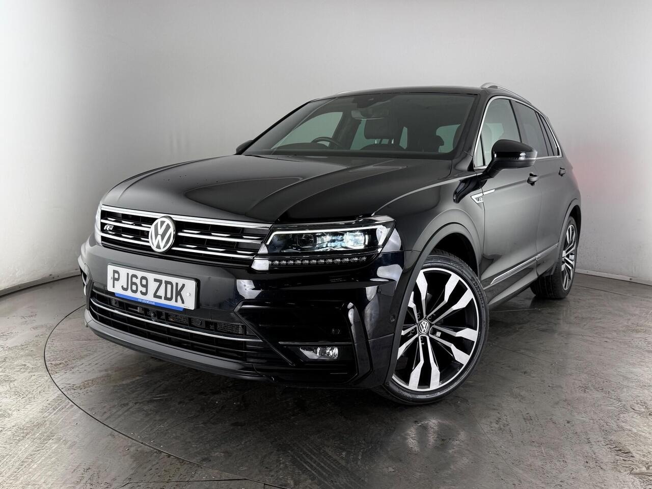 Volkswagen Tiguan thumbnail Front Left