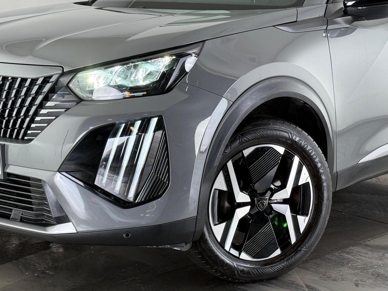 Peugeot 2008 thumbnail Front Left