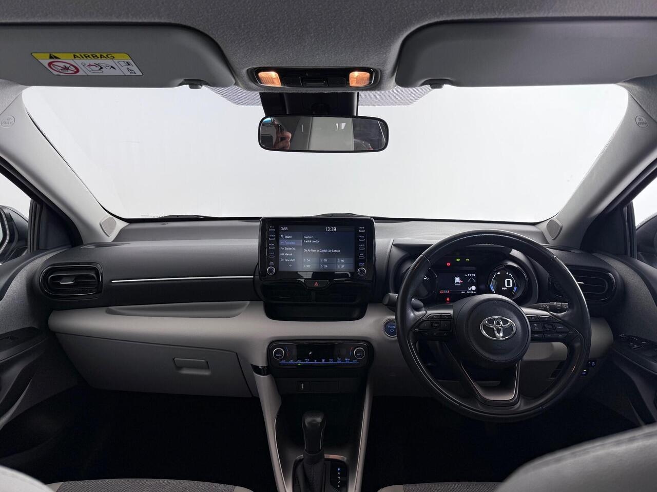 Toyota Yaris thumbnail Interior Front