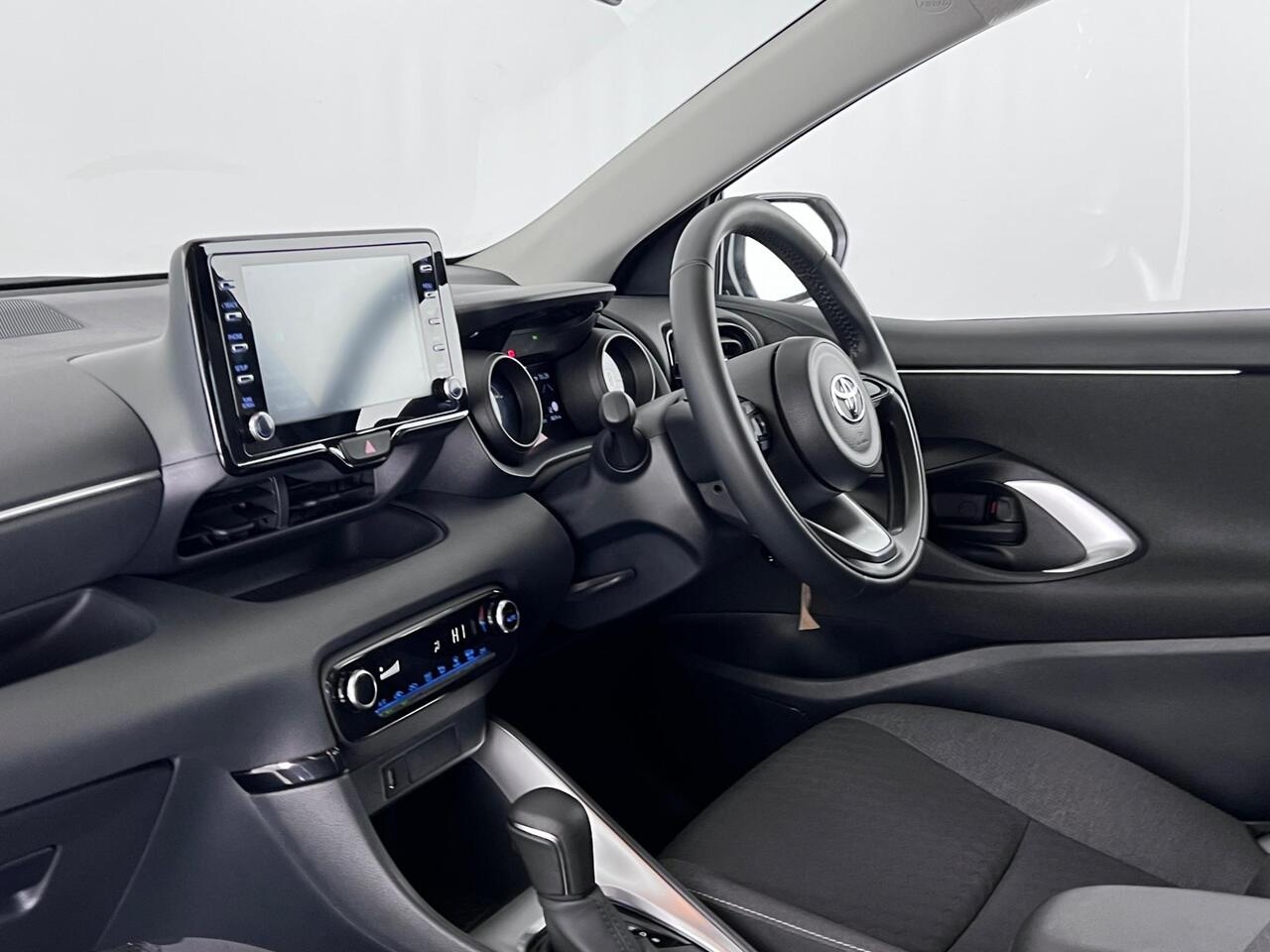 Toyota Yaris thumbnail Interior Front