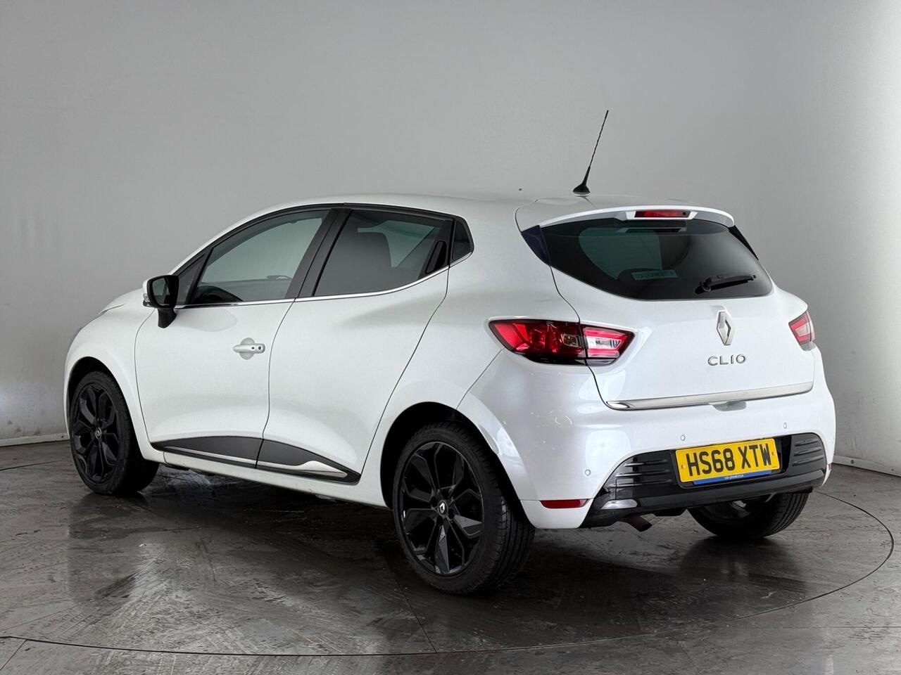 Renault Clio thumbnail Rear Left