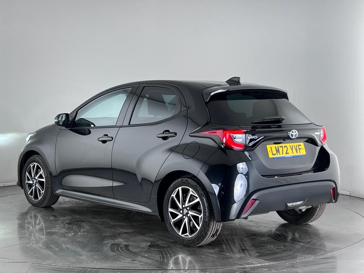 Toyota Yaris thumbnail Rear Left