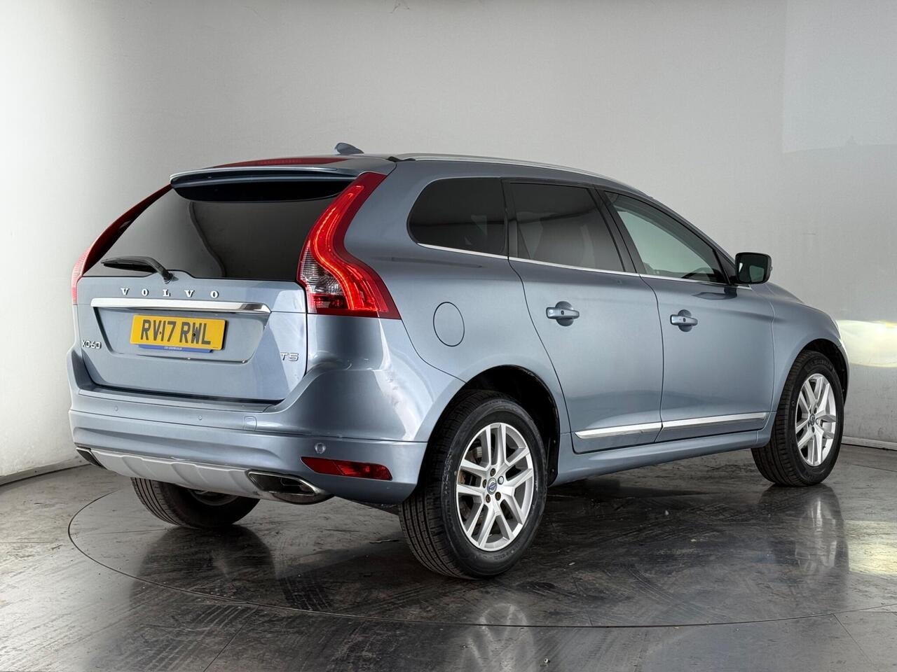 Volvo XC60 thumbnail Rear Right