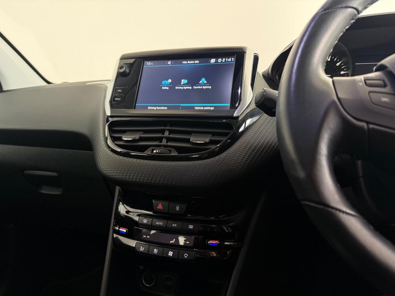 Peugeot 208 thumbnail Infotainment System