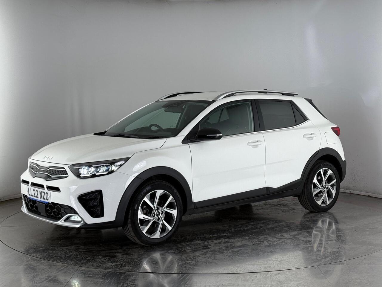 Kia Stonic thumbnail Front Left