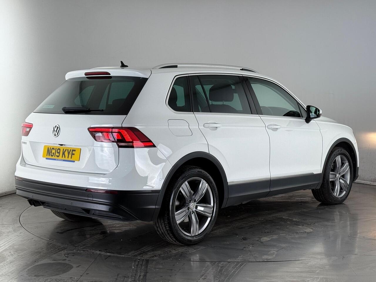 Volkswagen Tiguan thumbnail Rear Right