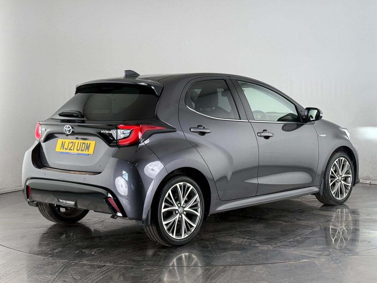 Toyota Yaris thumbnail Rear Right