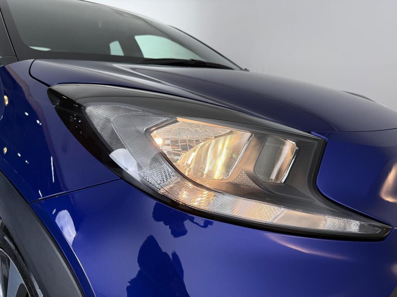 Toyota Aygo X thumbnail Lights Front