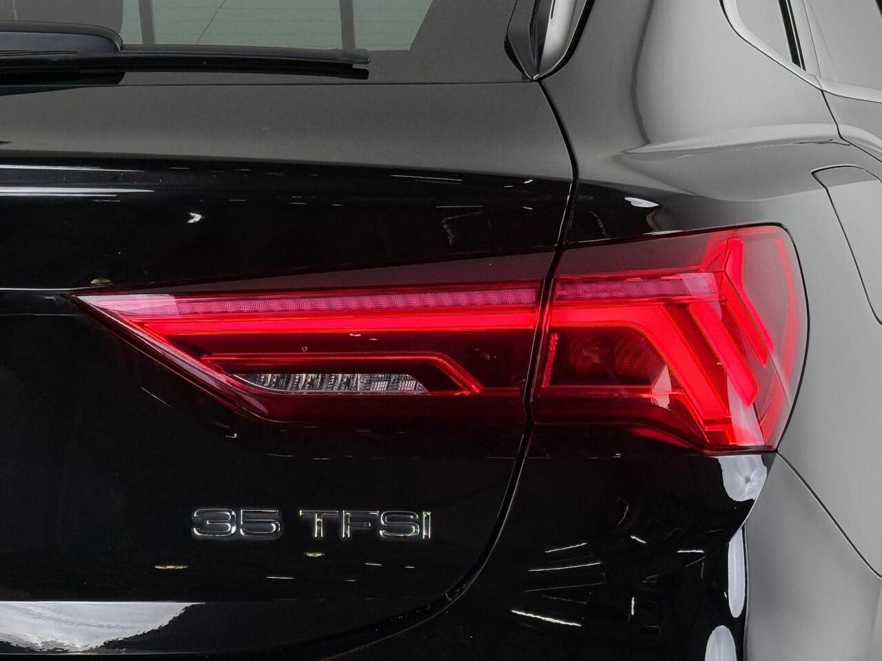 Audi Q3 thumbnail Lights Rear