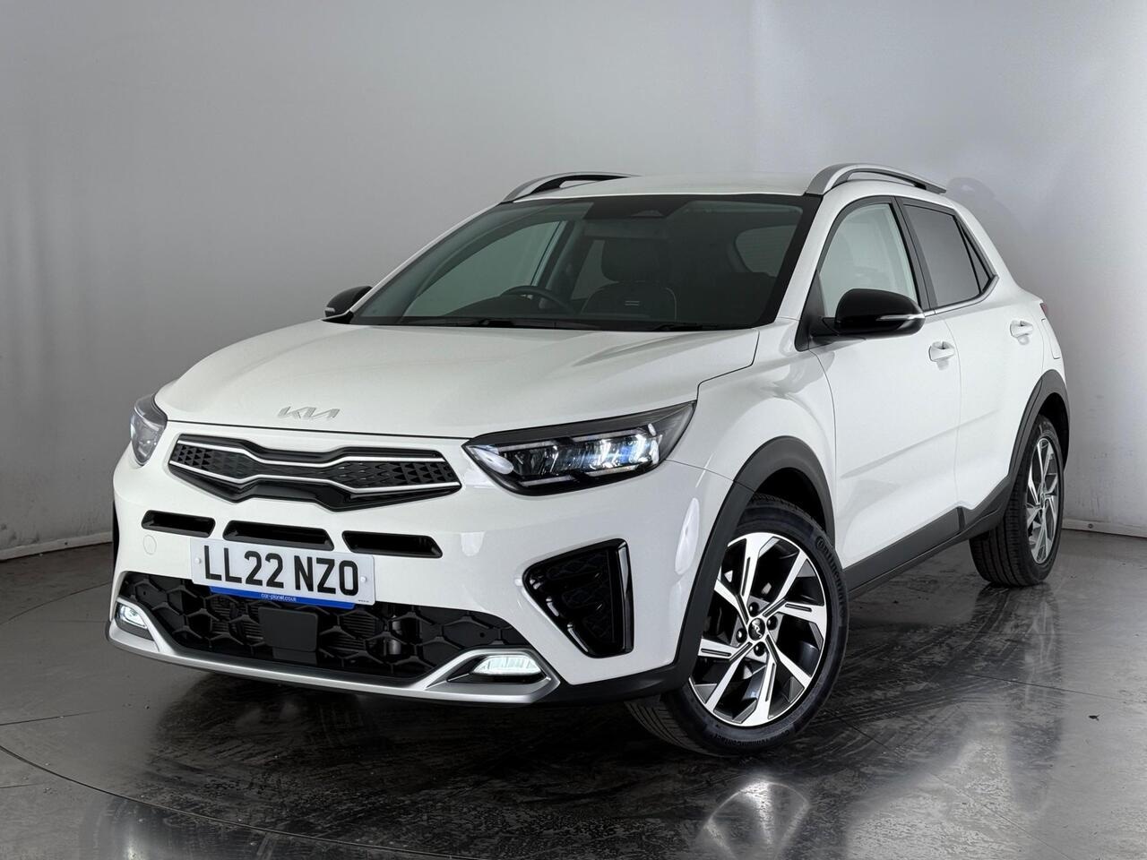 Kia Stonic thumbnail Front Left