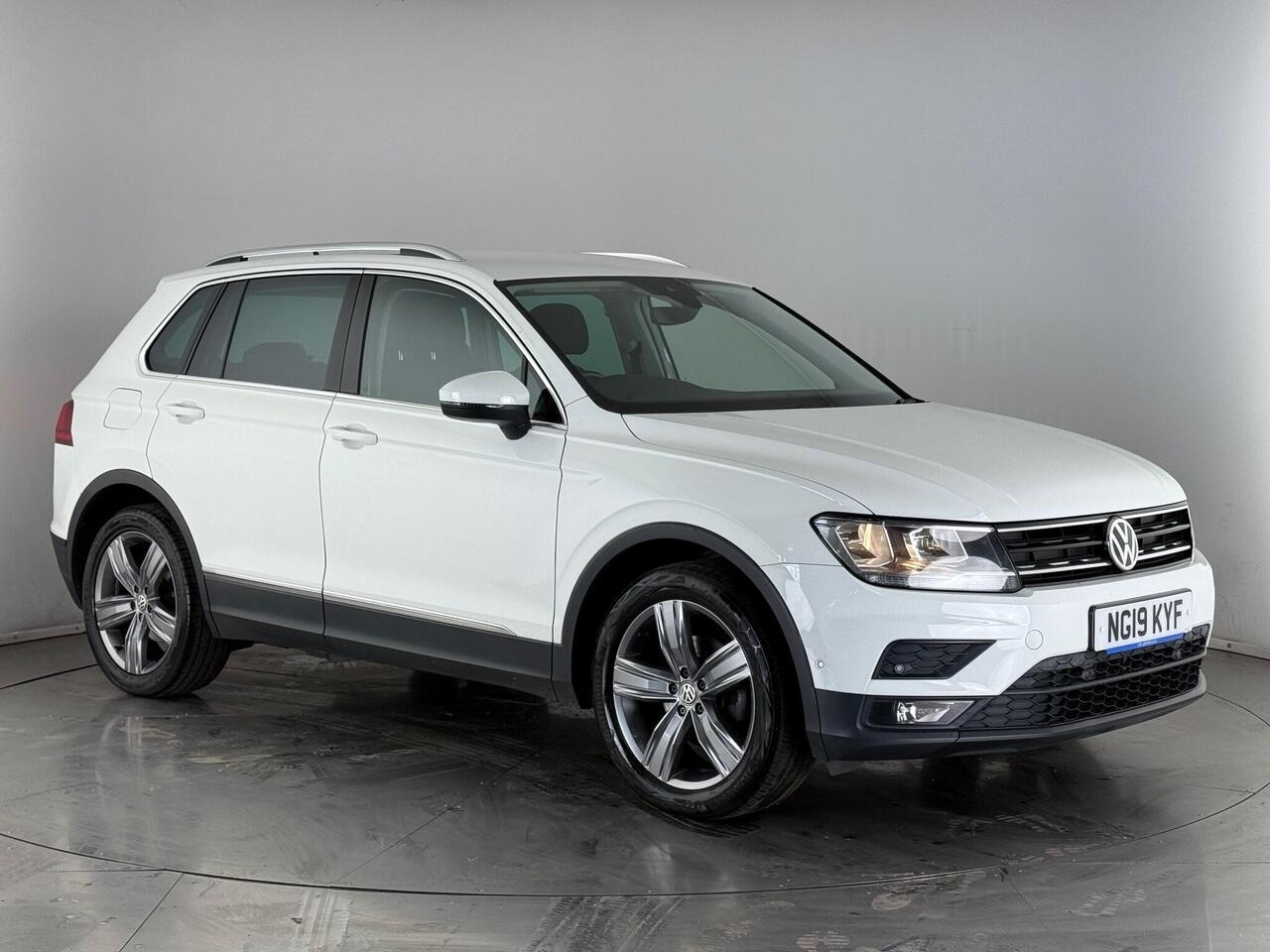 Volkswagen Tiguan thumbnail Front Right