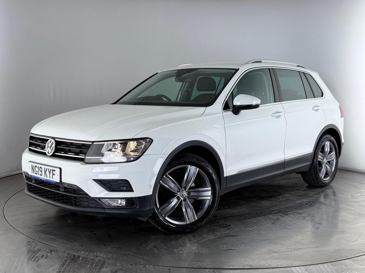 Volkswagen Tiguan thumbnail Front Left