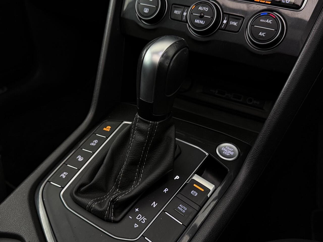 Volkswagen Tiguan thumbnail Interior Front