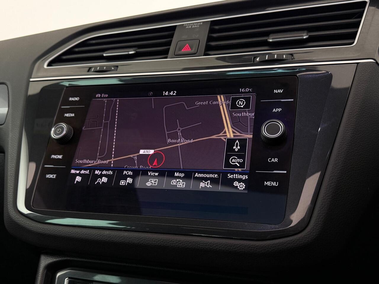 Volkswagen Tiguan thumbnail Infotainment System
