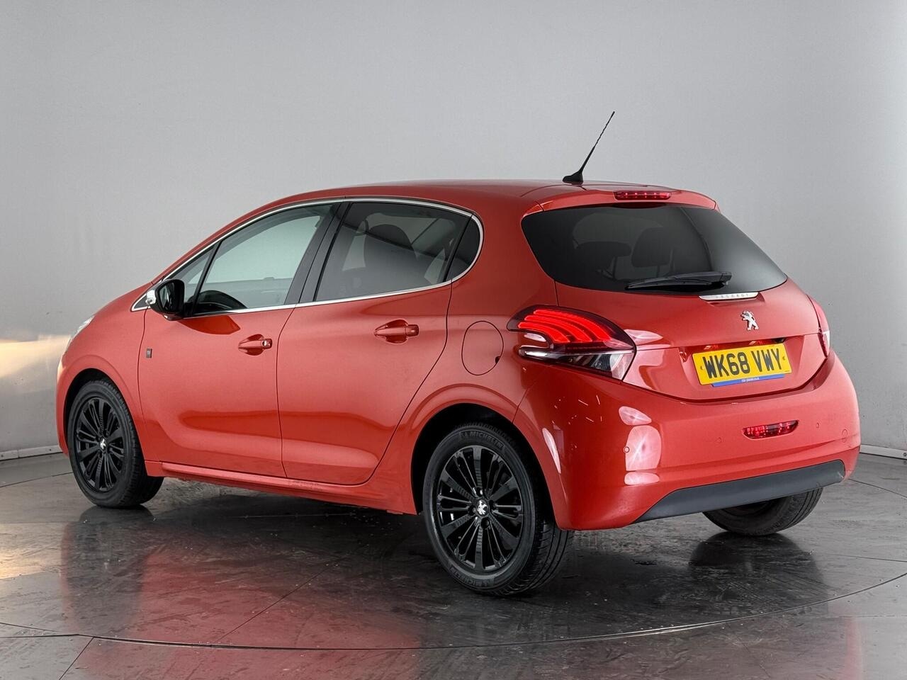 Peugeot 208 thumbnail Rear Left