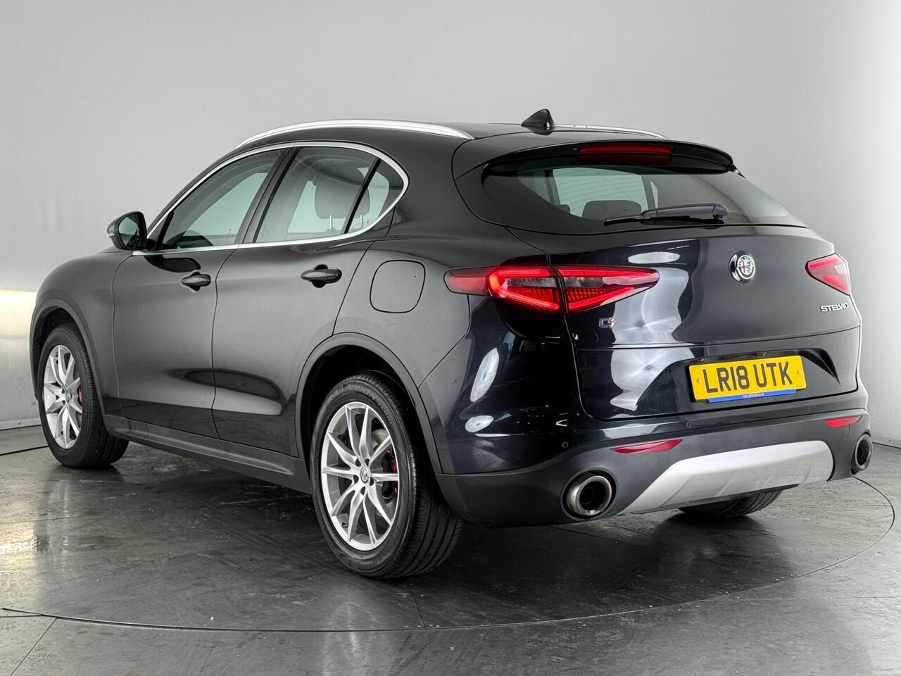 Alfa Romeo Stelvio thumbnail Rear Left