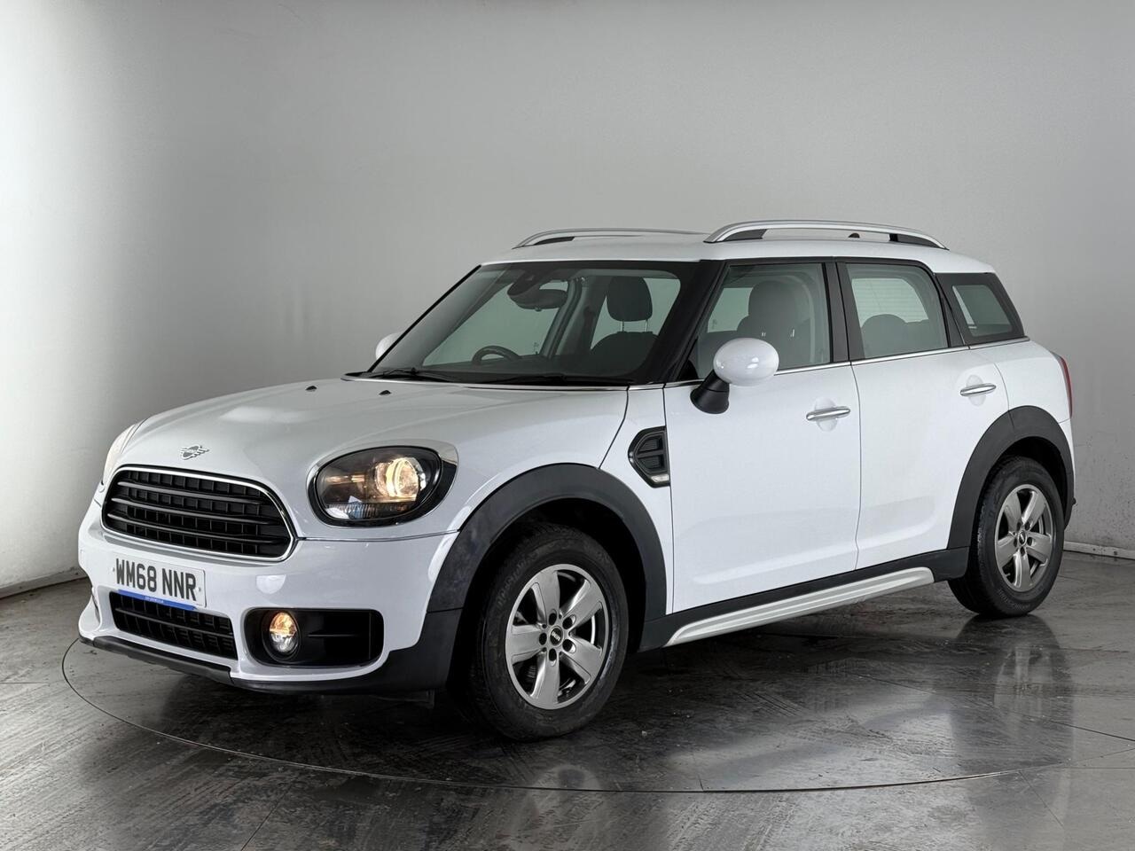 MINI Countryman thumbnail Front Left