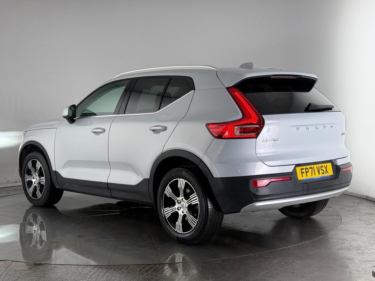 Volvo XC40 thumbnail Rear Left