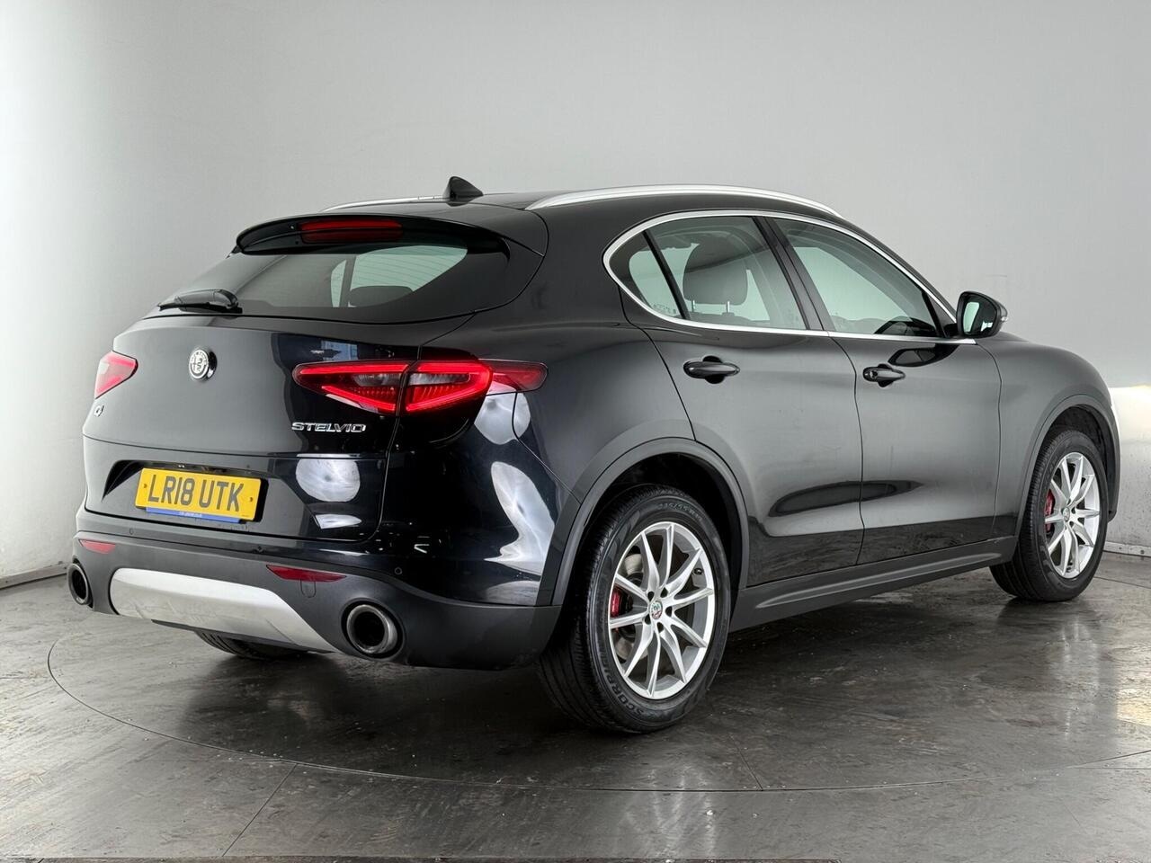 Alfa Romeo Stelvio thumbnail Rear Right