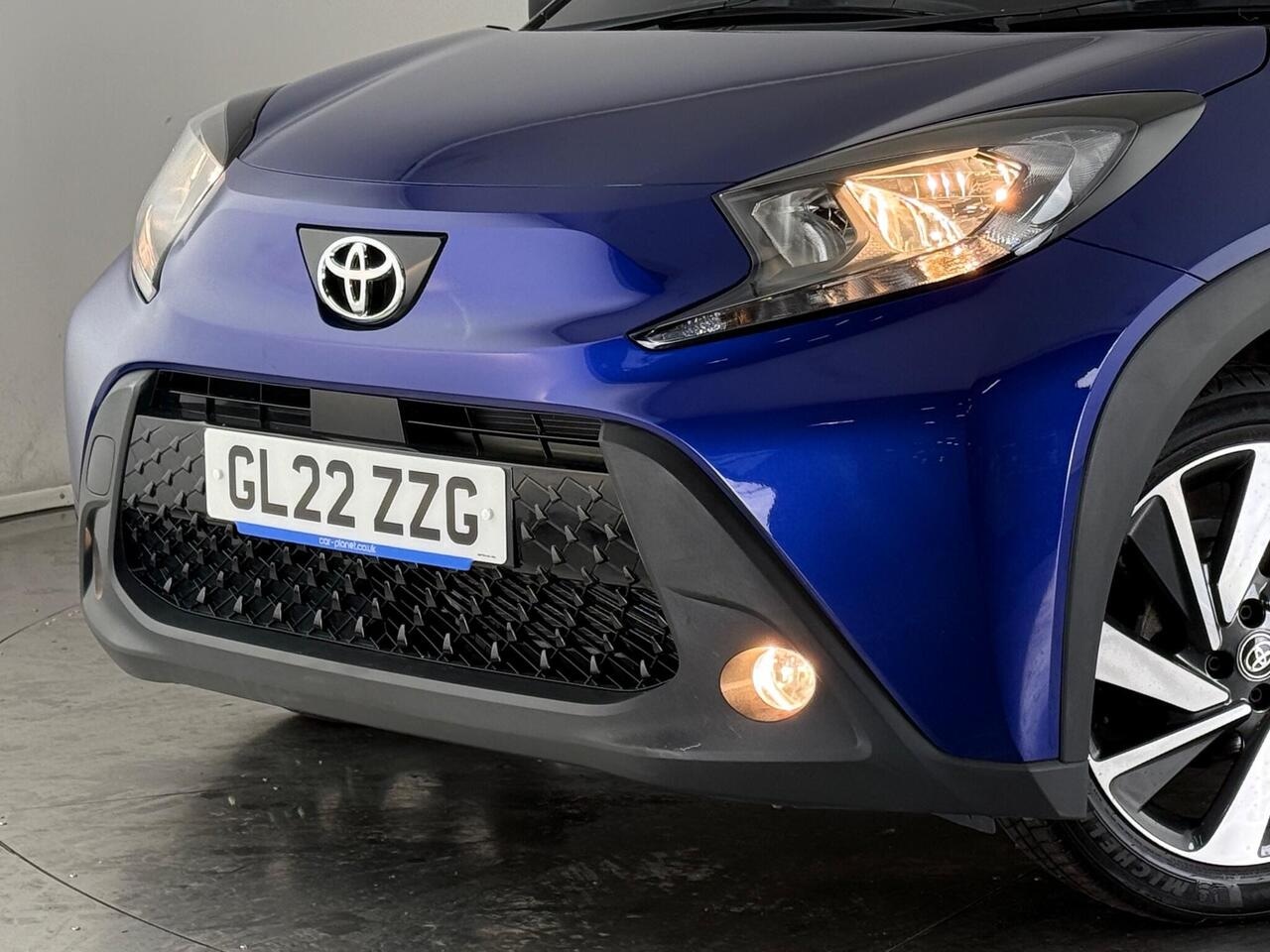 Toyota Aygo X thumbnail Lights Front