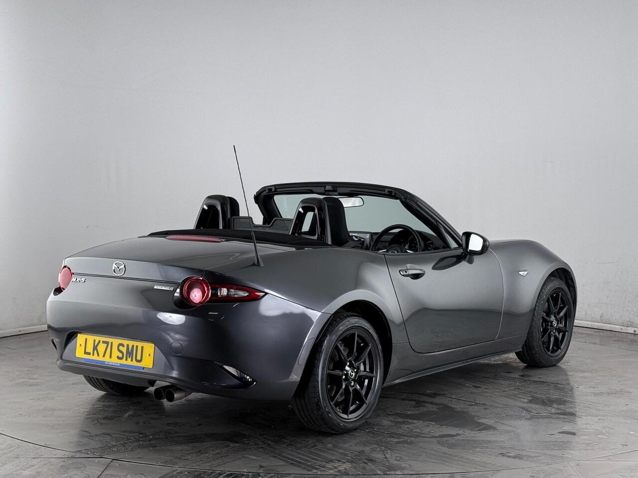 Mazda MX-5 thumbnail Rear Right