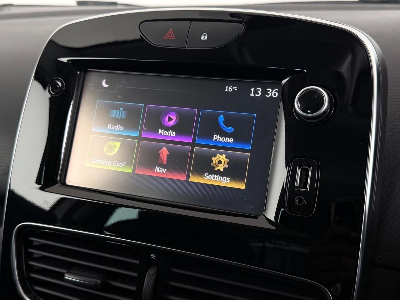 Renault Clio thumbnail Infotainment System