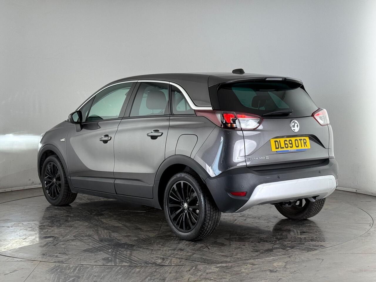 Vauxhall Crossland X thumbnail Rear Left