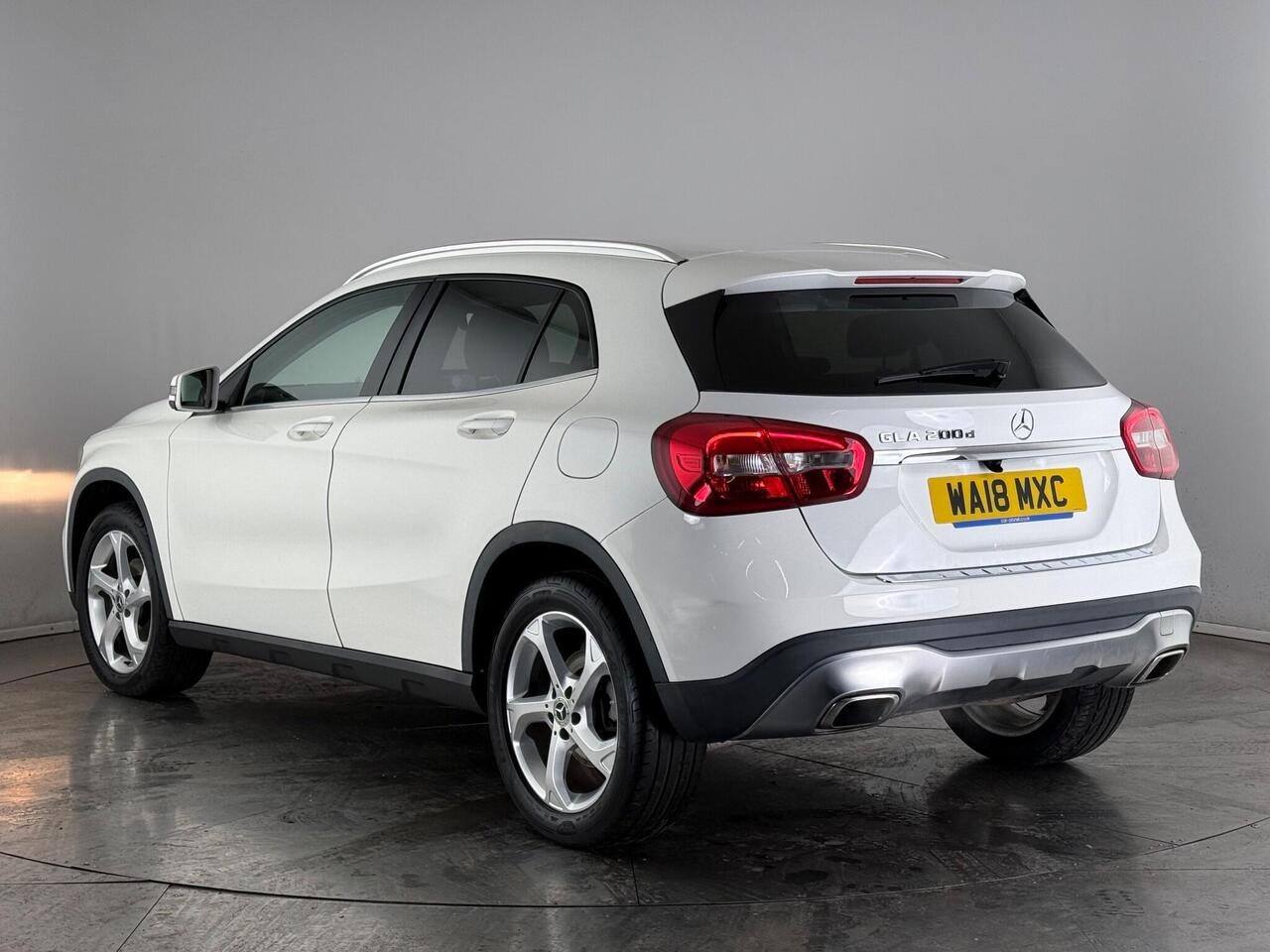 Mercedes-Benz GLA thumbnail Rear Left