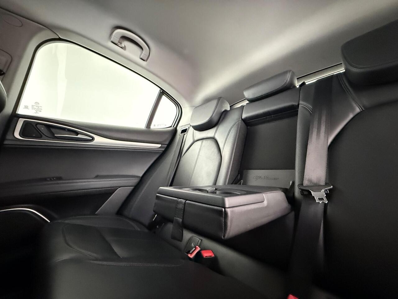 Alfa Romeo Stelvio thumbnail Seats Rear