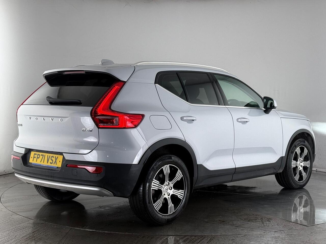 Volvo XC40 thumbnail Rear Right