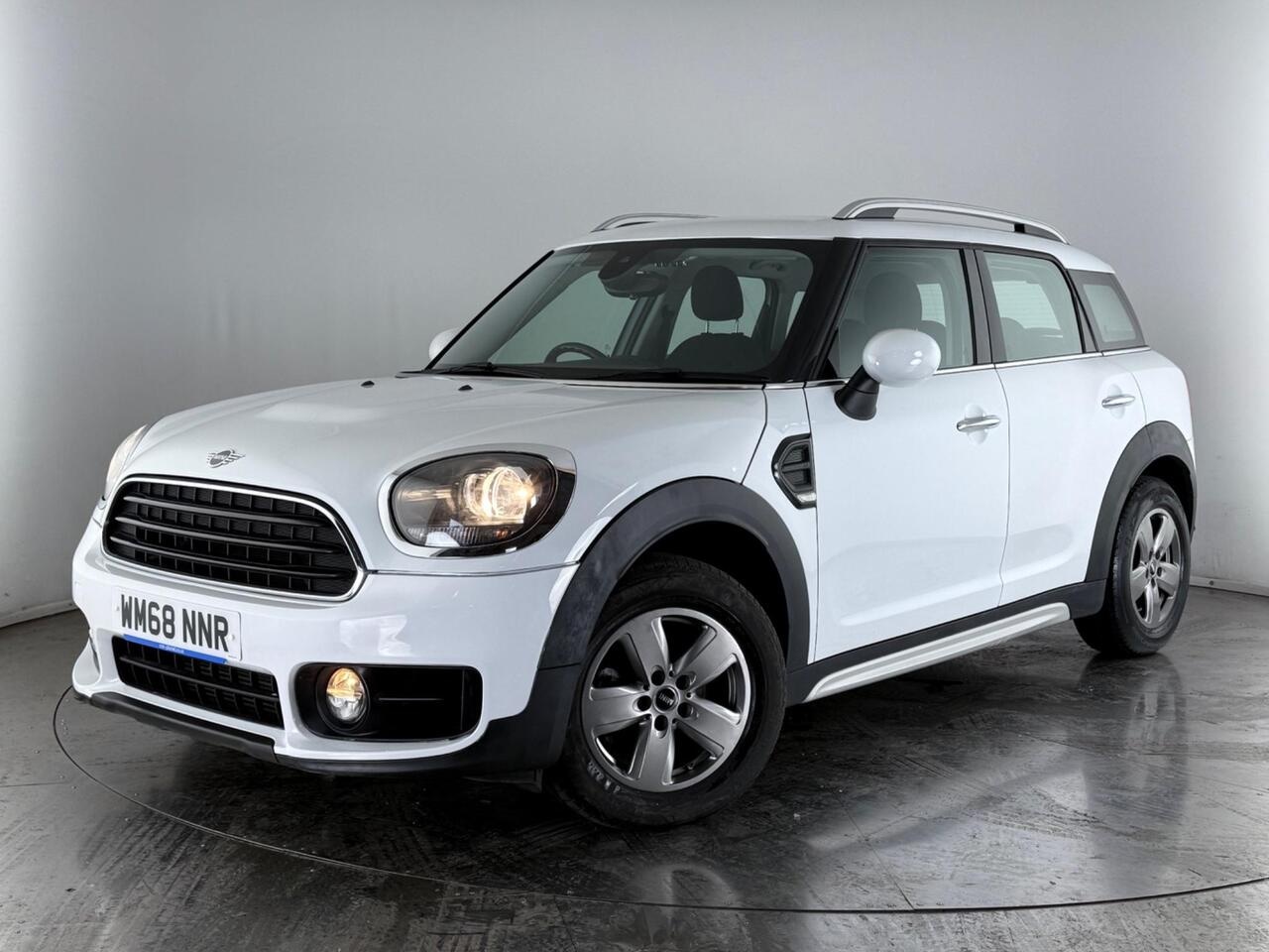 MINI Countryman thumbnail Front Left