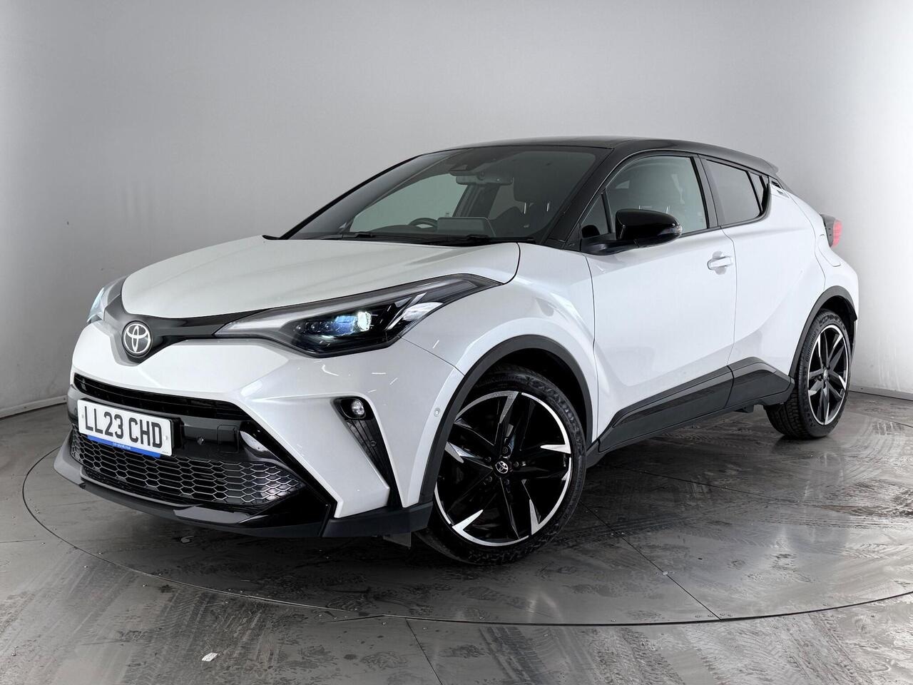 Toyota C-HR thumbnail Front Left