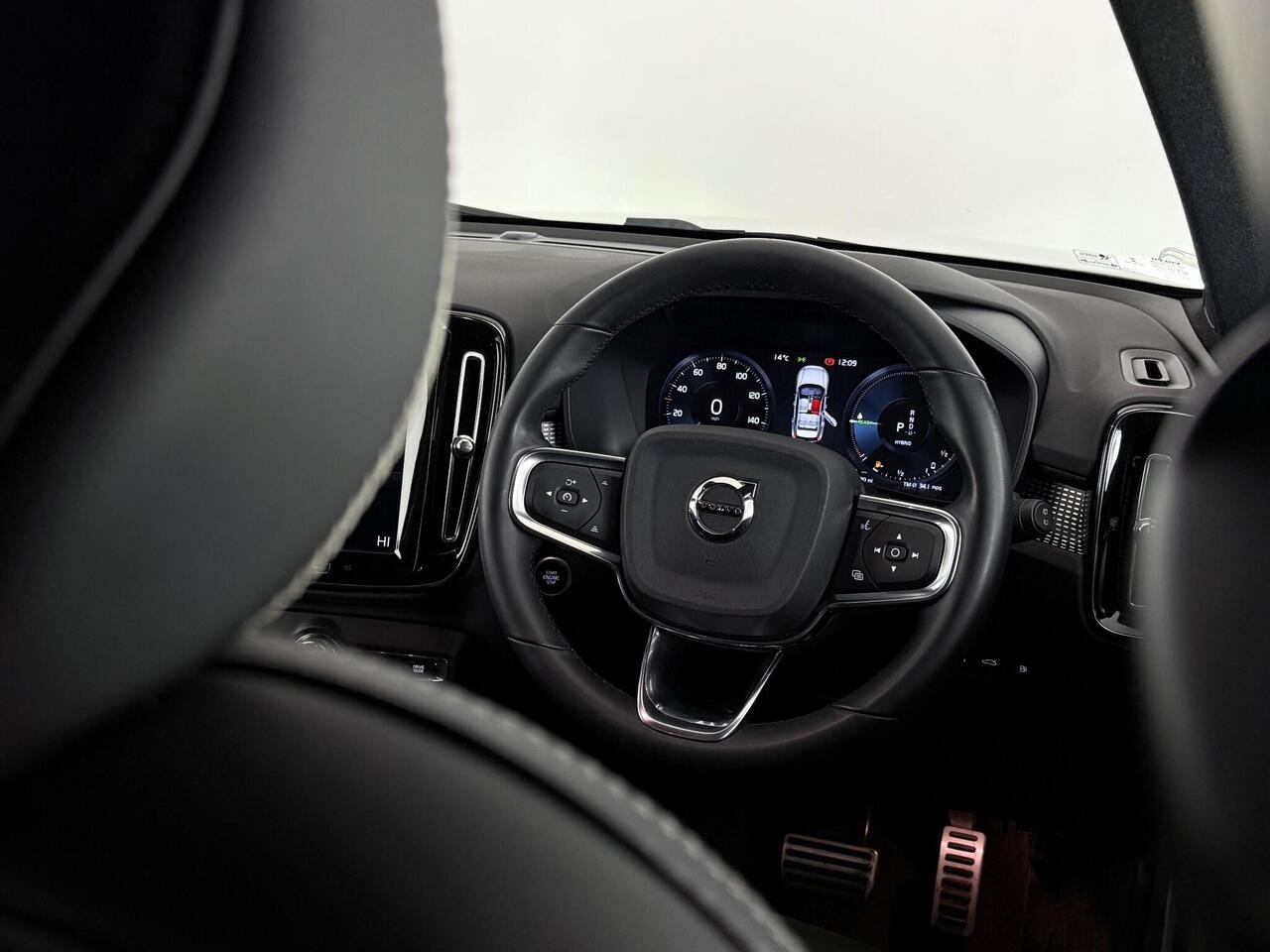 Volvo XC40 thumbnail Steering Wheel