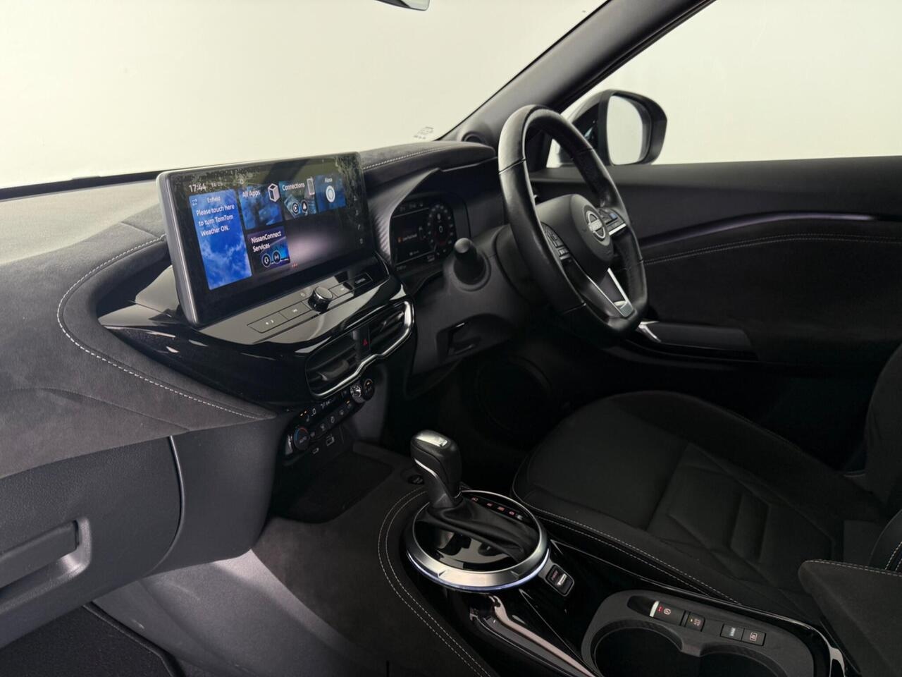 Nissan Juke thumbnail Interior Front