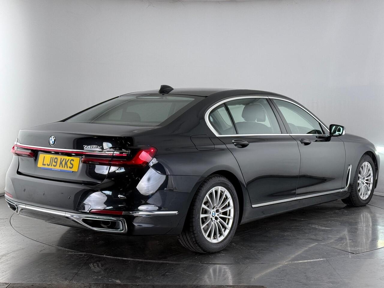 BMW 7 Series thumbnail Rear Right