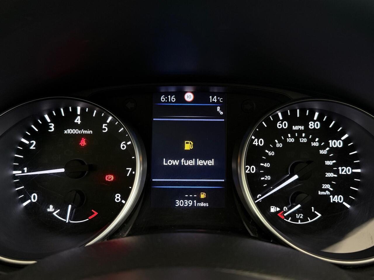 Nissan Qashqai thumbnail Driver Instruments
