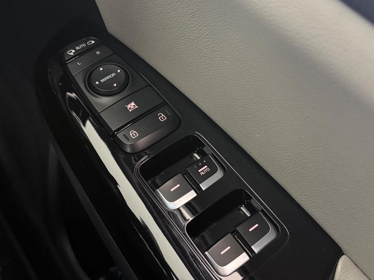 Kia Sportage thumbnail Misc Controls