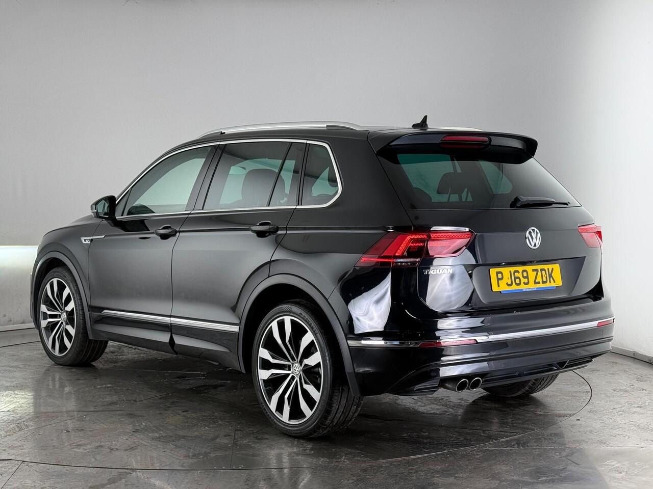 Volkswagen Tiguan thumbnail Rear Left