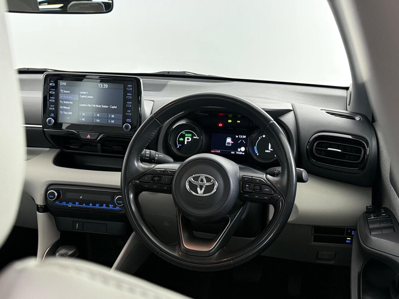 Toyota Yaris thumbnail Steering Wheel