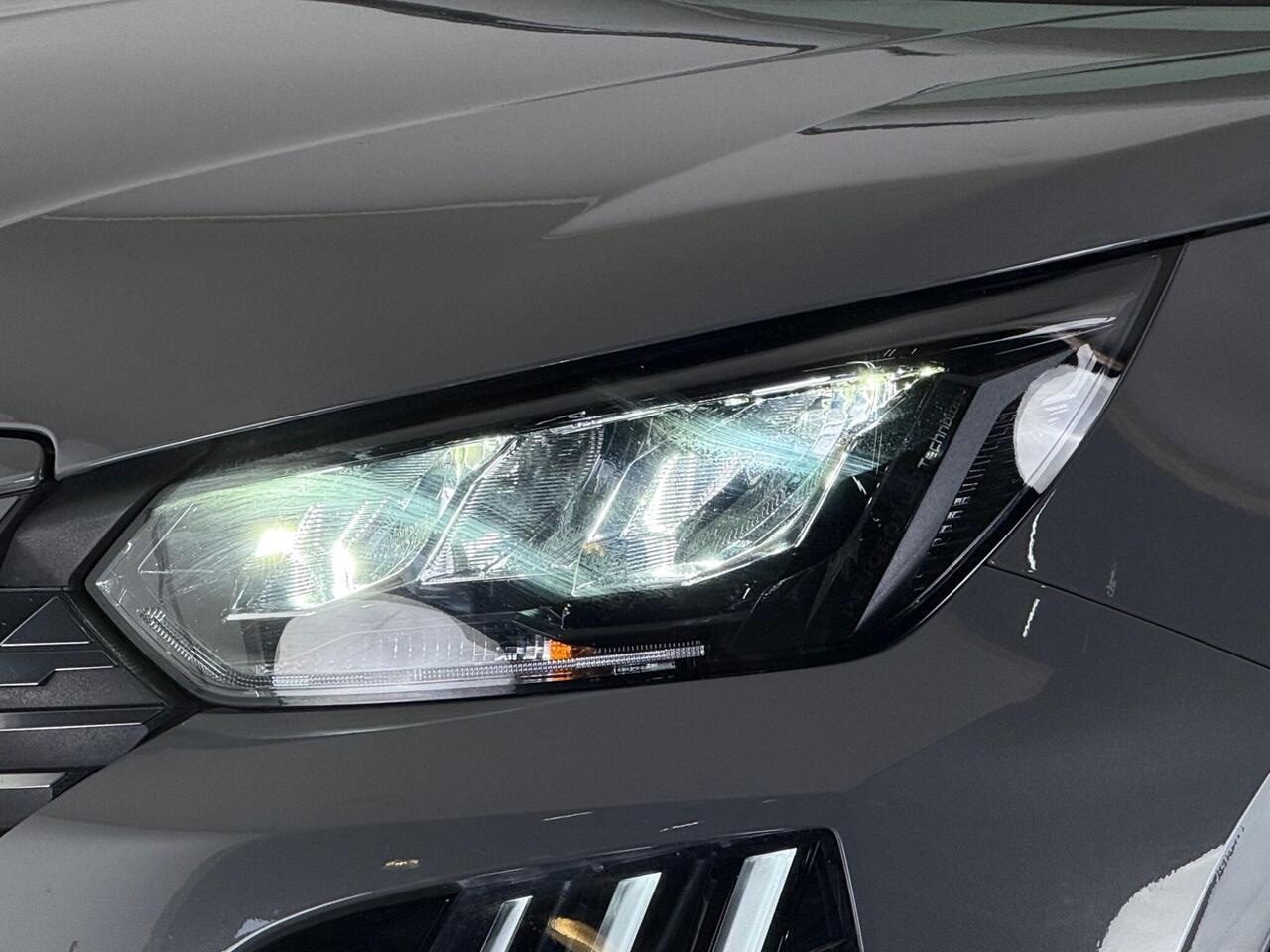 Peugeot 2008 thumbnail Lights Front