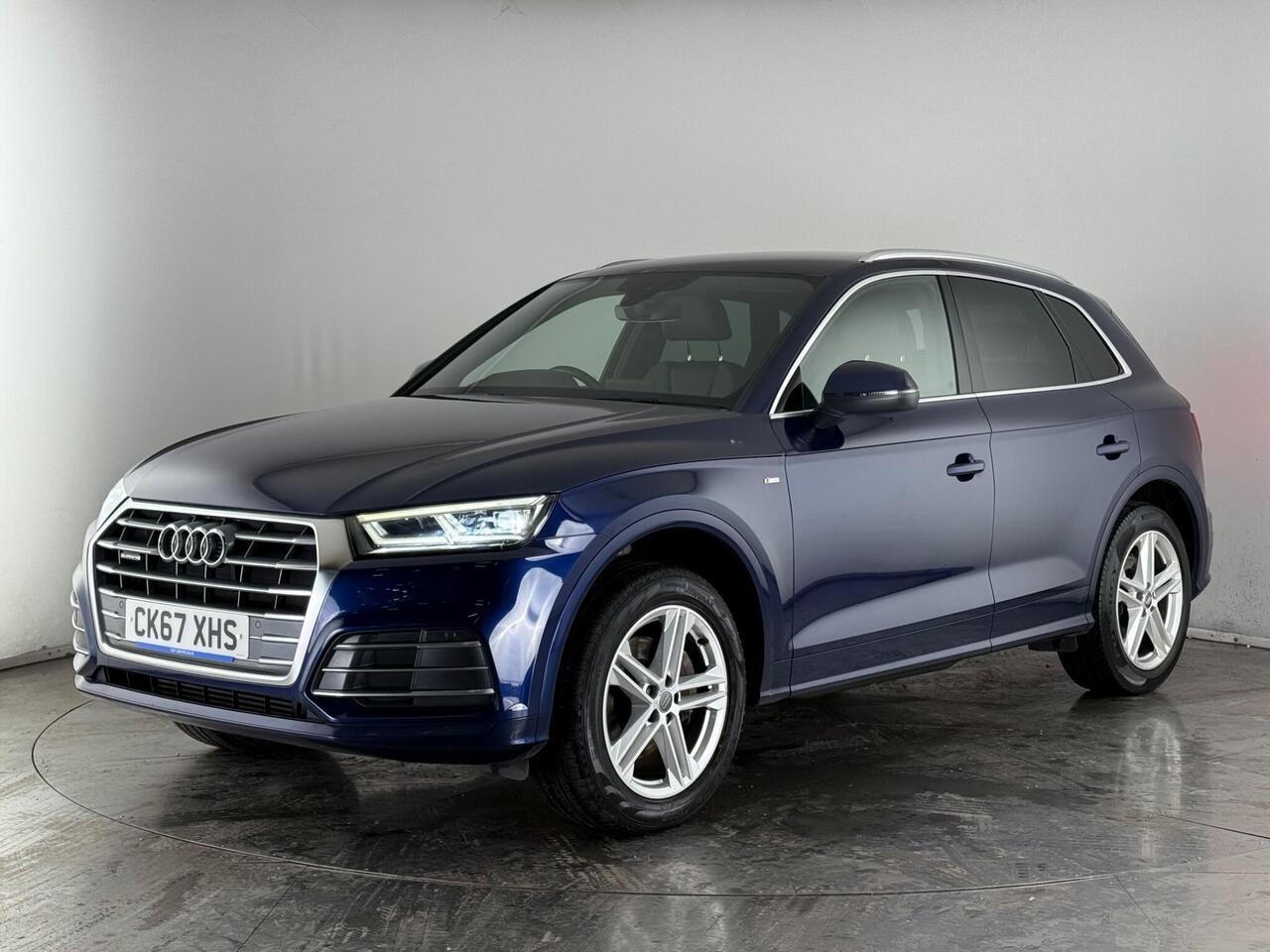 Audi Q5 thumbnail Front Left