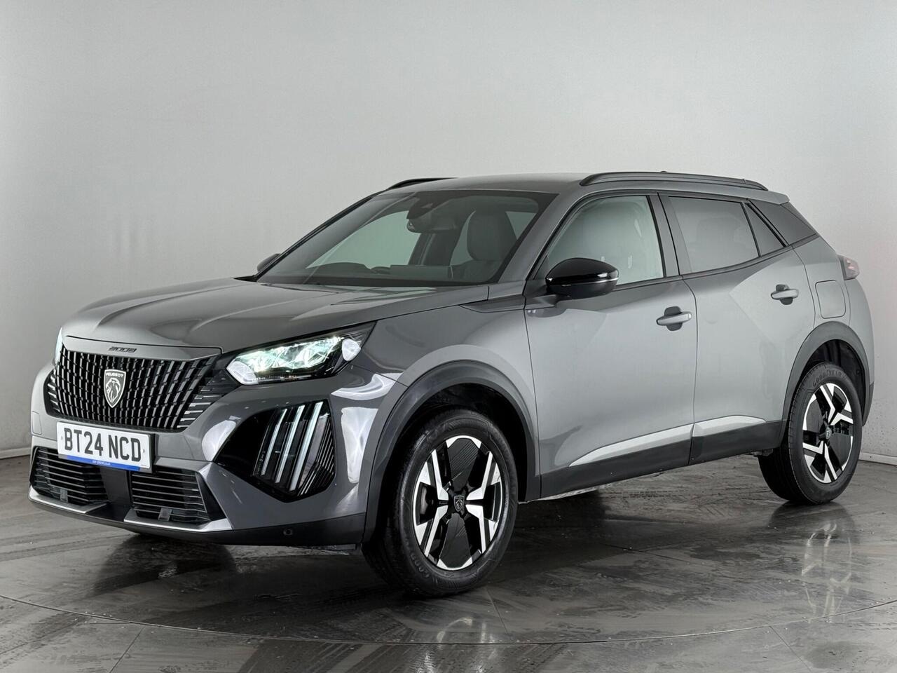 Peugeot 2008 thumbnail Front Left